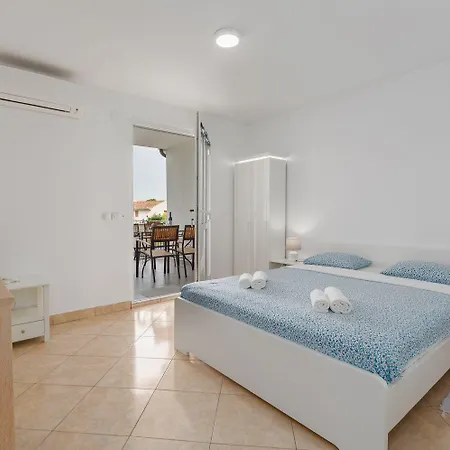 Idyllisches Nur 600 Meter Zum Mit Privater Terrasse, Wifi, Parkplatz Apartament Poreč
