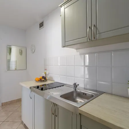 Apartment Idyllisches Nur 600 Meter Zum Mit Privater Terrasse, Wifi, Parkplatz Porec