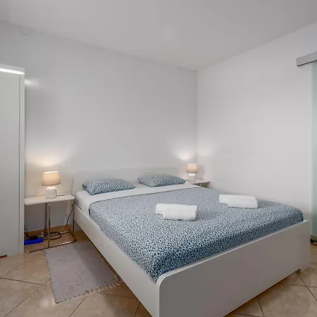Idyllisches Nur 600 Meter Zum Mit Privater Terrasse, Wifi, Parkplatz Apartment Porec