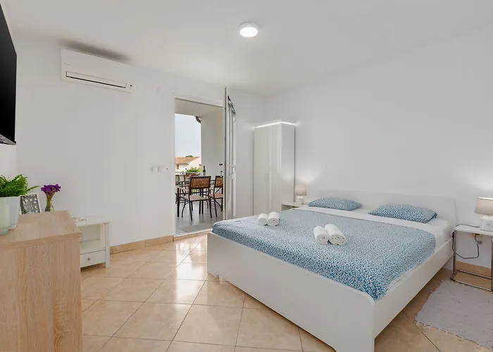 Idyllisches Nur 600 Meter Zum Mit Privater Terrasse, Wifi, Parkplatz Apartamento Poreč