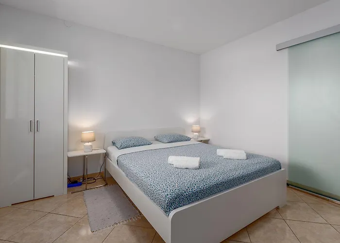 Idyllisches Nur 600 Meter Zum Mit Privater Terrasse, Wifi, Parkplatz Apartamento Poreč
