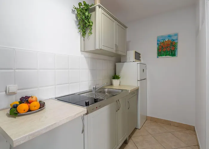 Idyllisches Nur 600 Meter Zum Mit Privater Terrasse, Wifi, Parkplatz Poreč